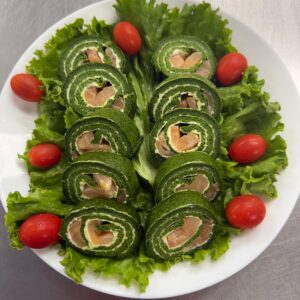 Spinach roll with salmon and cream cheese
